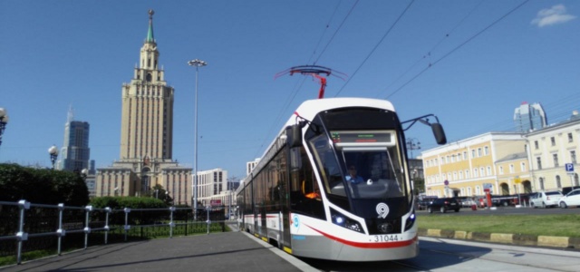 Трамвай Витязь на Каланчёвской площади на фоне гостиницы Ленинградская в 2017 году