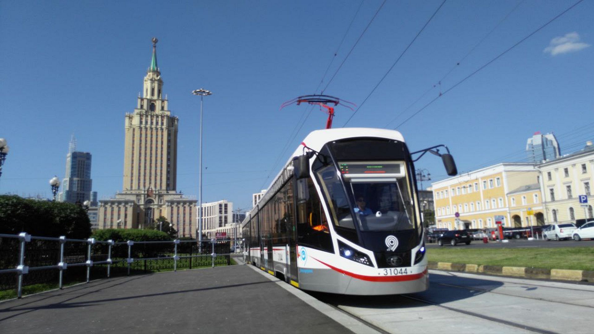 Трамвай Витязь на Каланчёвской площади на фоне гостиницы Ленинградская в 2017 году